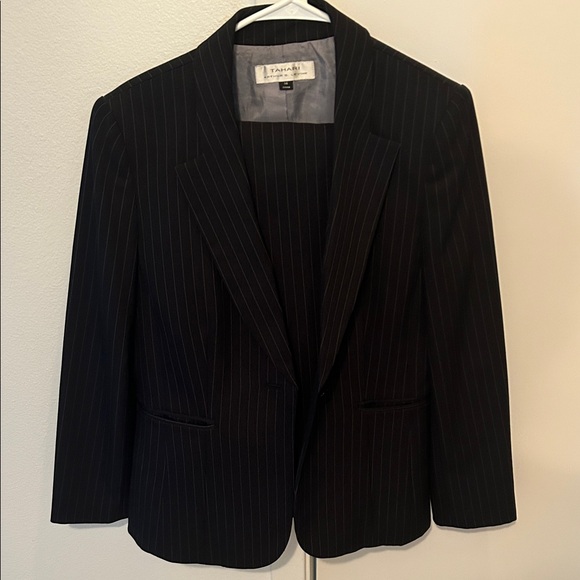 Tahari Charcoal Pinstripe Matching Suit - Picture 1 of 4